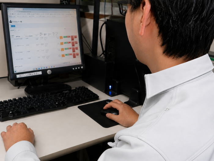 Pittalyクラウドサービスにサインインし、受注データを確認する木村社長。